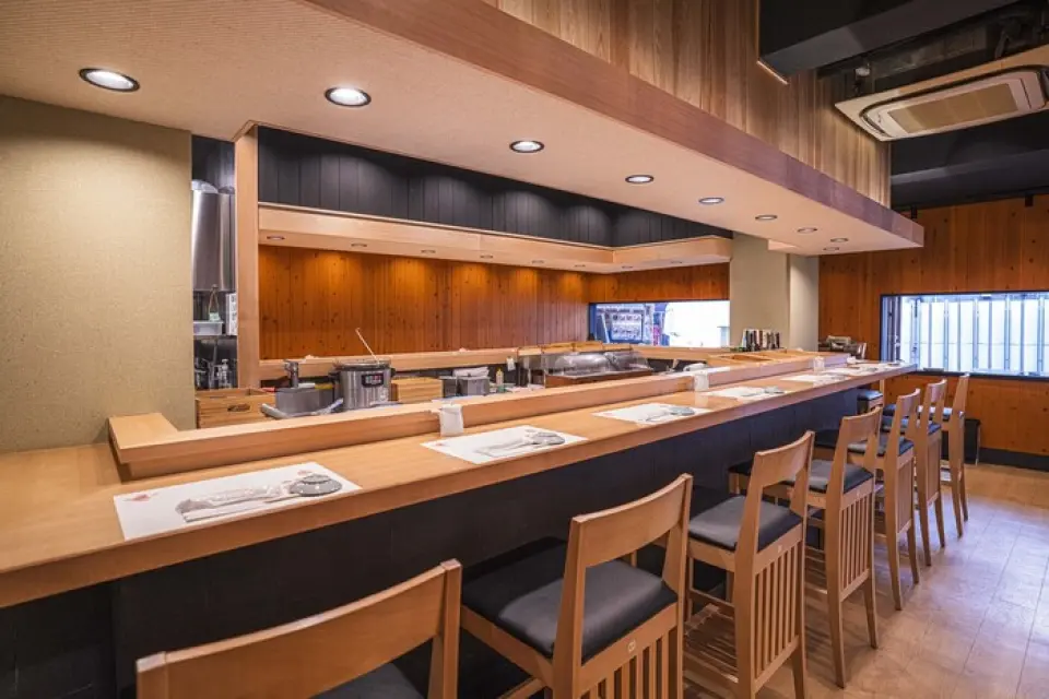 The restaurant's relaxing and soothing atmosphere makes it feel like a hideaway. One of Tsukiji's charms is that the atmosphere changes completely between day and night. At night, you can enjoy a more sophisticated and sophisticated atmosphere. The restaurant has 16 table seats and 15 counter seats where you can enjoy the skills of the chefs up close. Tourists, dates, and solo diners are all welcome.