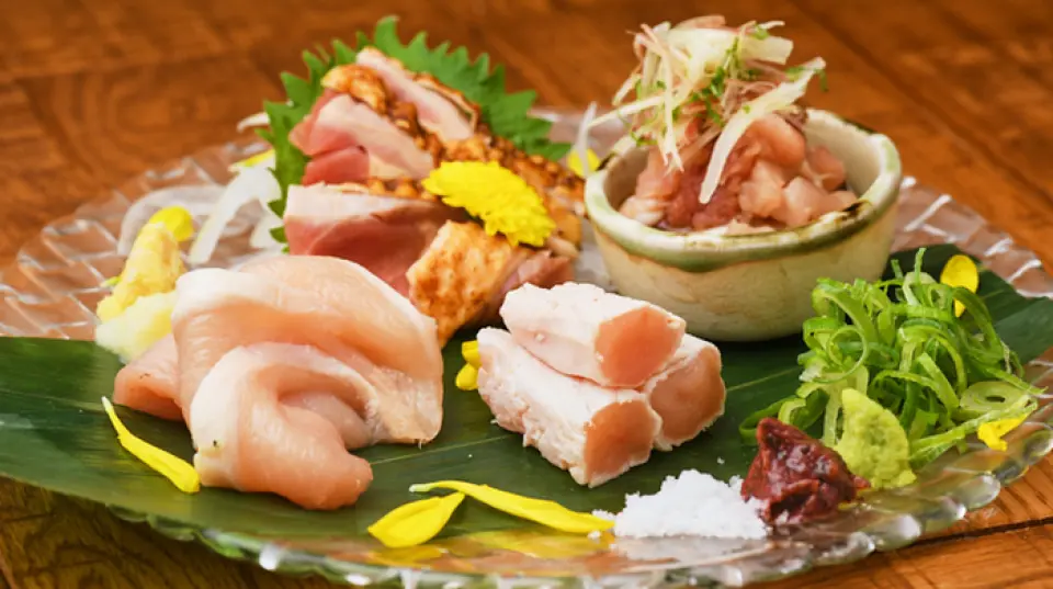 本店以选用最新鲜的食材制作刺身而自豪。我们选用直接从萨摩县运来的新鲜肉类，并以调味料和九州酱油提升其风味！我们特别推荐低温慢煮的肝刺身，口感鲜嫩，不会过于软烂。千万不要错过品尝我们新鲜美味刺身的绝佳机会！