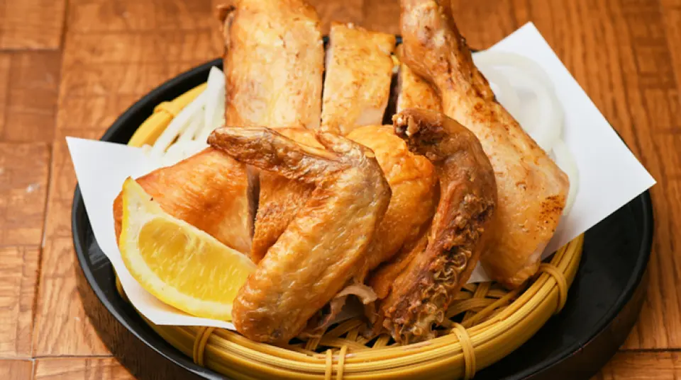 我们的招牌菜“炸鸡”，选用特制酱汁腌制的鸡肉，充分激发食材的鲜美滋味。酥脆的外皮、浓郁的香气和每一口都令人欲罢不能的鲜嫩多汁！这道菜经过去油去味，风味浓郁，一旦开始享用，绝对让你停不下来◎ 您还可以根据个人喜好，在餐桌上撒上咸柠檬或香料，增添不同的风味♪