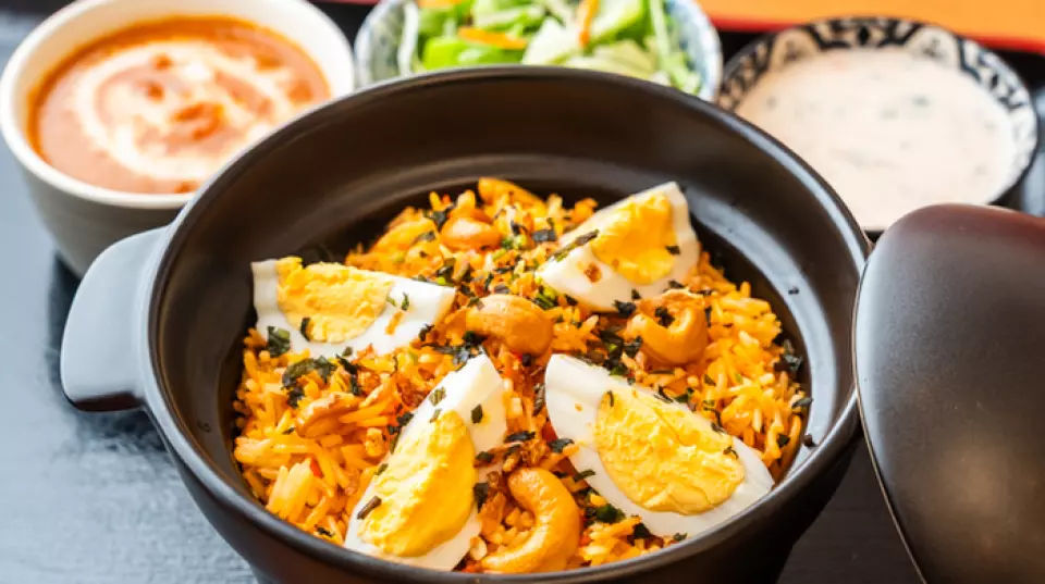 Our recommendation is the authentic "Biryani" made by a chef with many years of experience. It is made by adding a generous amount of ingredients cooked separately to partially boiled rice. We also recommend the "Spicy Lamb" served on skewers, which goes well with alcohol! Spices, salt, and chili peppers are available on the table, so feel free to change the flavor as you like.