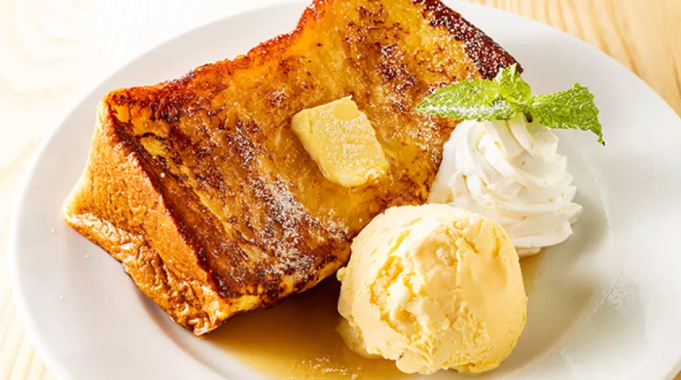 Their French toast, made with carefully selected thick bread and characterized by its melt-in-your-mouth texture, is also a speciality dish. They use bread from a bread specialty store in Ginza. The bread is about 4cm thick and is soaked in plenty of Hokkaido milk, giving it just the right amount of sweetness. Enjoy it with their specially selected maple syrup. They also have a variety of other sweets available, so it's a great place to stop by for a cafe.