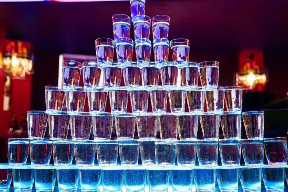 除了经典的威士忌和兰姆酒高球鸡尾酒外，我们还提供超过100种金酒，包括来自世界各地精心挑选的手工金酒和优质金酒。光是金酒高球鸡尾酒，您就能品尝到超过100种不同的口味。