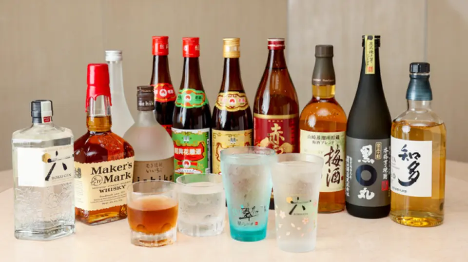酒单上包括啤酒、威士忌、葡萄酒、酸味鸡尾酒、梅酒等等，定能满足最挑剔的饮酒者！我们也提供各种中式餐厅常见的饮品，例如不同年份的绍兴酒、七龙珠鸡尾酒和中式茶。此外，套餐通常加1,980日圆即可享用现场加购饮品（含生啤酒），四人以上团体亦可单独点选。 ◎ 若您今天想尽情畅饮，这里就是您的不二之选！