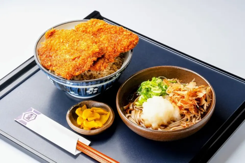 Mì soba thơm lừng, hơi sánh, được phủ lên trên một lớp nước dùng đậm đà được chế biến từ những nguyên liệu tự nhiên được tuyển chọn kỹ lưỡng. Chúng tôi gợi ý bạn nên thử mì soba củ cải trắng bào sợi Echizen, điểm xuyết thêm chút cay nồng. Thưởng thức cùng tô thịt heo sốt đặc biệt của chúng tôi. Quán cũng có phục vụ mang về, giúp bạn thoải mái thưởng thức món ăn theo ý thích.