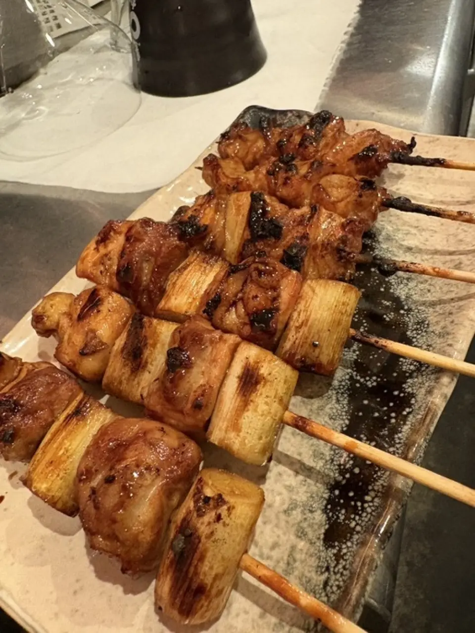 Our restaurant offers a wide variety of menu items, including skewers that showcase the skill and experience of our chefs. Each skewer is carefully skewered, boasting a fragrant aroma and juicy flavor. Our slow-cooked beef tendon stew and chicken wing stew allow you to enjoy the delicious flavor of tender, melt-in-your-mouth meat. We also have a selection of dishes that go well with alcohol, such as our specialty steamed yakitori and soy sauce cutlet. Please enjoy to your heart's content!