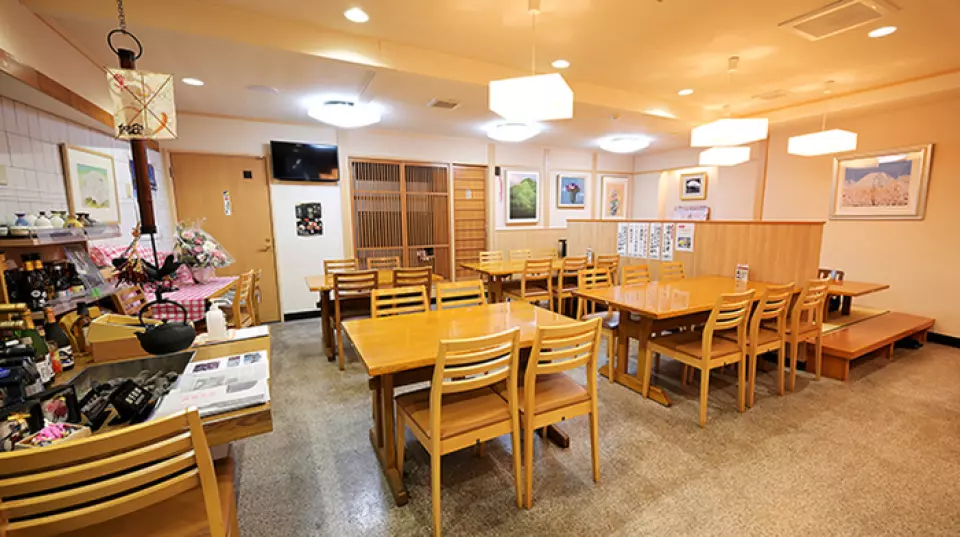 餐廳內部裝潢宛如藝術博物館，牆上掛滿了當地及知名藝術家的畫作和陶器作品。餐廳設有餐桌和榻榻米兩種用餐區域，營造出輕鬆舒適的氛圍，即使是帶著小孩的家庭也能在此盡享愜意。寬敞的空間深受當地居民和遊客的喜愛。餐廳也接受包場預訂，可舉辦各種宴會和會議。餐廳最多可容納50人，適合舉辦各種活動。來這裡，體驗藝術與美食完美融合的難忘時刻。