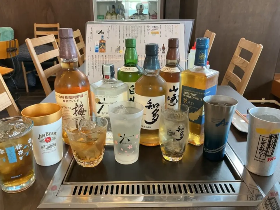 Our bar boasts unique sours and highballs made with Kyushu fruit juices and purees. We offer six refreshing and unusual sours, including Kyushu lemon, kabosu & yuzu, and dekopon. We also offer four types of highballs. Our diverse lineup also includes beer, sake, shochu, wine, and awamori. We also have a wide selection of soft drinks for those who want to limit their alcohol intake and for children. Enjoy a fun time with your favorite drink.