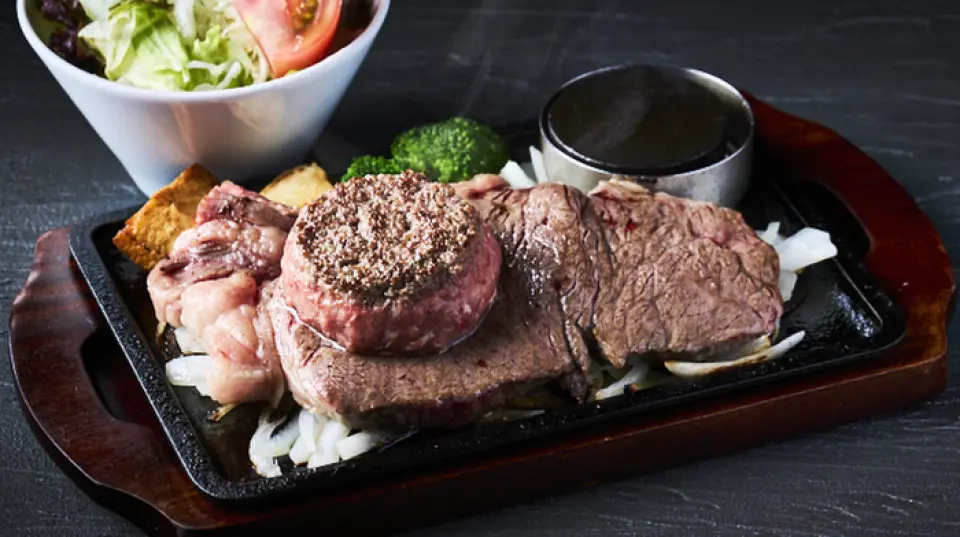 เพลิดเพลินกับเมนูสุดหรูของเราที่คัดสรรเนื้อวัวดำญี่ปุ่นแท้ 100% ซึ่งเป็นความภาคภูมิใจของเรา เนื้อวัววากิวสายพันธุ์ผสมที่ผ่านการขุนไขมันใหม่ ขึ้นชื่อว่าอุดมไปด้วยกรดอะมิโนและรสชาติอูมามิที่เข้มข้น ด้วยการบริหารจัดการโดยตรงจากผู้ค้าส่งเนื้อสัตว์ที่ก่อตั้งมายาวนานตั้งแต่ปี พ.ศ. 2511 คุณจึงสามารถเพลิดเพลินกับเนื้อคุณภาพสูงในราคาที่สมเหตุสมผล