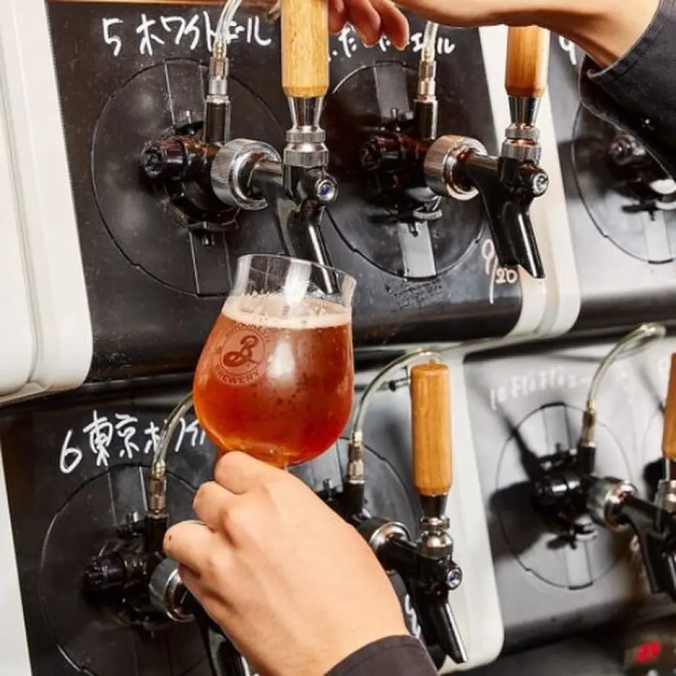 我们精心挑选了一系列精酿啤酒，香气、口感、风味和酒精度各不相同！足足有16种！您可以选择每款单杯品尝，也可以选择850日圆的3杯啤酒品尝套餐。总有一款能契合您当天的心情，或尽情享受3杯啤酒品尝套餐吧！快来找到您的最爱！