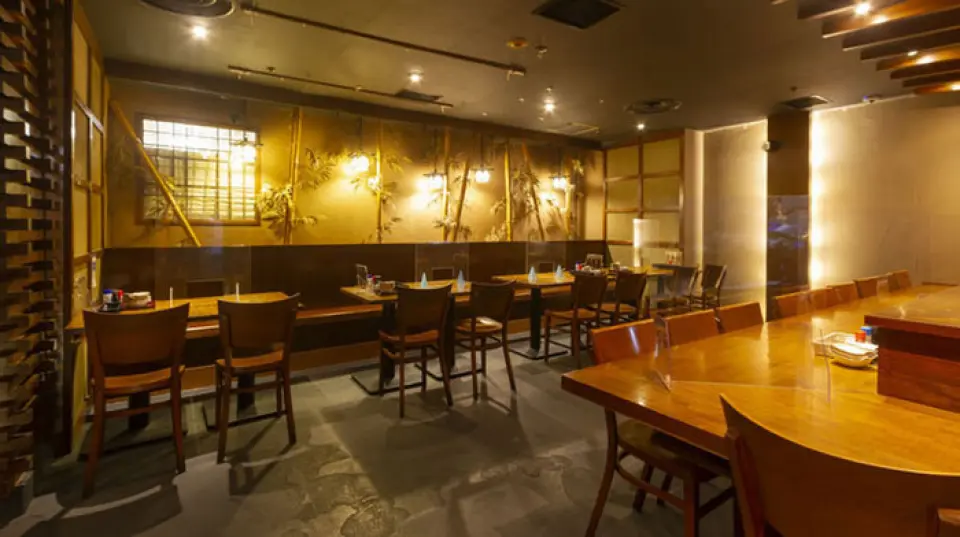 ร้านอาหารอิซากายะบรรยากาศอบอุ่นเป็นกันเอง นอกจากที่นั่งแบบเคาน์เตอร์ที่เหมาะกับการดื่มคนเดียวหรือออกเดทแล้ว เรายังมีที่นั่งแบบกึ่งส่วนตัวและที่นั่งแบบโคทัตสึแบบฝังใต้พื้นให้เลือกอีกด้วย คุณยังสามารถสร้างห้องส่วนตัวได้อย่างเต็มที่ด้วยม่านโนเรน เราพร้อมรองรับความต้องการและจำนวนคนของคุณได้อย่างยืดหยุ่น เชิญแวะมาเยี่ยมชมร้านของเราได้เลย!