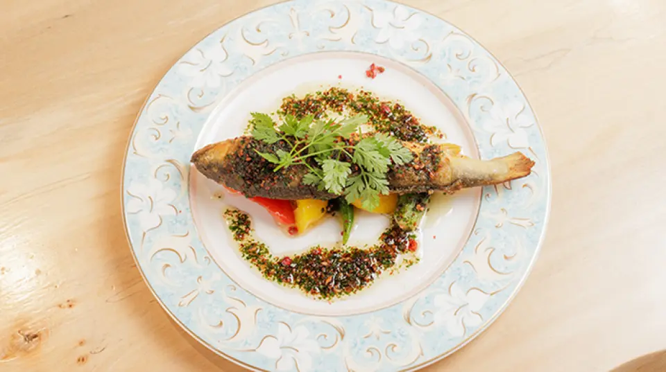 ร้านอาหารของเรานำเสนออาหารญี่ปุ่นและตะวันตกที่ผสมผสานกันอย่างลงตัว ปรุงโดยเชฟผู้สั่งสมประสบการณ์ที่ Wa France Kandagawa มากว่า 30 ปี อาหารจานเลิศที่ผสมผสานเทคนิคแบบฝรั่งเศสที่สะท้อนถึงความอุดมสมบูรณ์ของฤดูกาลได้อย่างงดงาม เข้ากับสุนทรียศาสตร์ญี่ปุ่นอันละเอียดอ่อน ไม่เพียงแต่สัมผัสได้ถึงรสชาติของอาหารเท่านั้น แต่ยังสัมผัสได้ถึงประสาทสัมผัสทั้งห้าอีกด้วย "Omakase Course" ทั้งสองแบบ มีคุณภาพวัตถุดิบที่แตกต่างกันไปขึ้นอยู่กับราคา ไม่เพียงแต่จะมอบรสชาติที่อร่อยเท่านั้น แต่ยังมอบประสบการณ์ที่น่าจดจำอีกด้วย