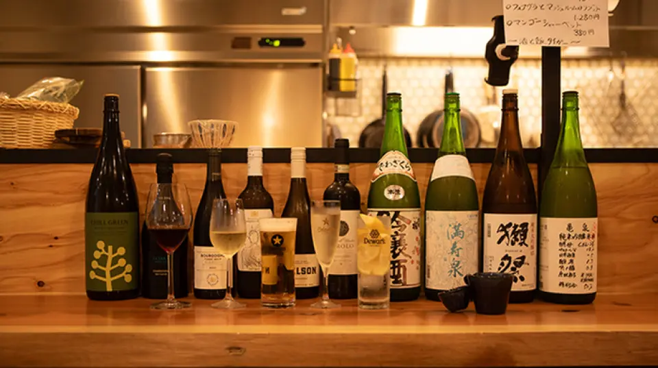 我們的飲品種類繁多。我們特別引以為傲的是我們美味的生啤，每一款都經過我們員工的精心研究和斟酒！我們也供應精選清酒，主要來自全國各地，包括季節限定和稀有品牌。此外，我們常備約12款精心挑選的瓶裝葡萄酒。我們還提供各種其他飲品，例如清爽不甜膩的“無糖酸酒”，它與任何菜餚都能完美搭配；以及高球雞尾酒、燒酒、其他雞尾酒和果味利口酒。