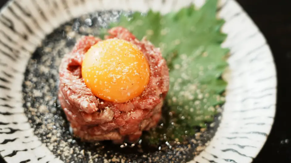 Chúng tôi cung cấp đa dạng các món yakiniku thơm ngon, bao gồm "Thịt Kalbi Cao Cấp" mềm mại, mọng nước được chế biến từ thịt bò Wagyu tuyển chọn kỹ lưỡng, và "Đĩa Hormone" với nhiều hương vị. Chúng tôi cũng phục vụ nhiều món ăn kèm, bao gồm "Yukhoe Nướng" với mè rang tan chảy và lòng đỏ trứng béo ngậy! Chúng tôi cũng cung cấp các dịch vụ đặc biệt cho học sinh tiểu học, chẳng hạn như "thêm nước uống không giới hạn". Là một nhà hàng yakiniku nơi cả gia đình có thể thưởng thức, chúng tôi mong muốn mang đến nụ cười và những món ăn ngon cho mọi người.