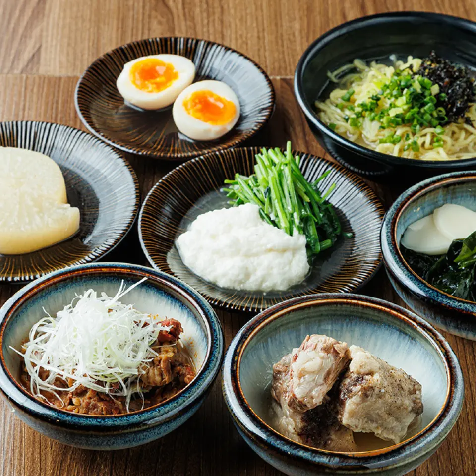 和牛尾关东煮鲜味浓郁，咸度适中，完美平衡。食材丰富，既有三叶芹、山药泥等特色食材，也有白萝卜、溏心蛋等经典搭配，成就了一碗饱腹感十足的关东煮。其温和的口感能由内而外地温暖身心，搭配一碗拉面，更添美味。尽情享用，一滴不剩。
