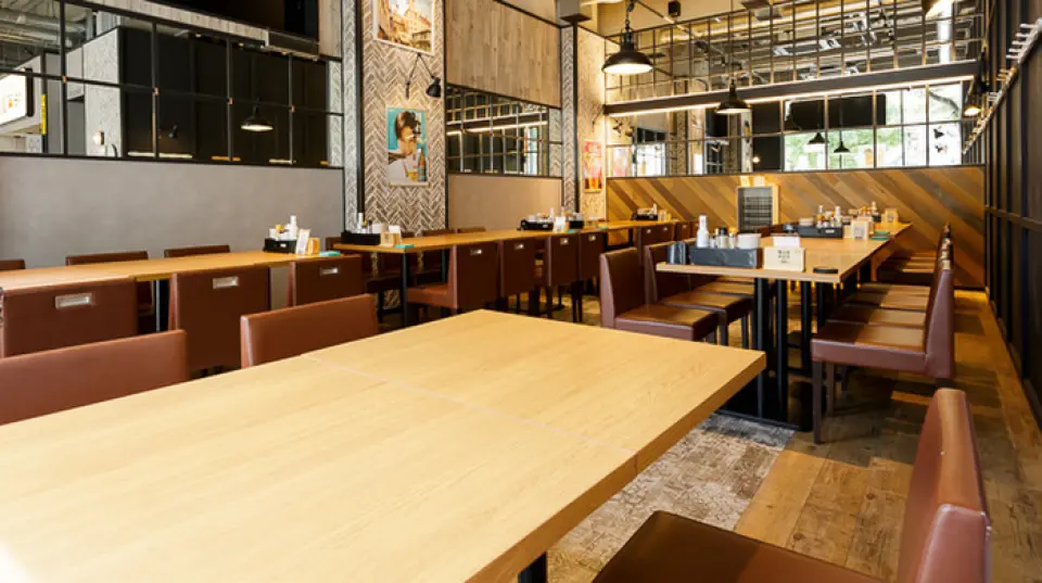 ร้านอาหารของเรามีที่นั่งทั้งแบบเคาน์เตอร์และแบบโต๊ะครบครัน นอกจากนี้ยังมีที่นั่งบนระเบียงที่อนุญาตให้สูบบุหรี่ได้ และสามารถรองรับได้สูงสุด 50 ท่าน หากท่านต้องการจองร้านอาหารทั้งหมด กรุณาติดต่อเราทางโทรศัพท์ เราอาจสามารถรองรับกลุ่มเล็กๆ ได้ ขึ้นอยู่กับช่วงเวลาและวันในสัปดาห์ เหมาะสำหรับโอกาสต่างๆ เช่น จิบเครื่องดื่มหลังเลิกงาน งานเลี้ยงต่างๆ หรือดื่มในช่วงกลางวัน