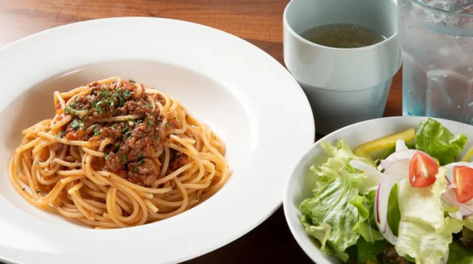 At lunchtime, we offer a set of pasta, soup, a mini salad and a drink for the reasonable price of 1,490 yen! On weekdays, we also offer a 100 yen discount, making it even more affordable. Among the most popular menu items are the "Pescatore" with a tomato base and plenty of clams and mussels, and the "Tarako Cream" made with cod roe from Hokkaido. Why not try this for lunch between work or outings?
