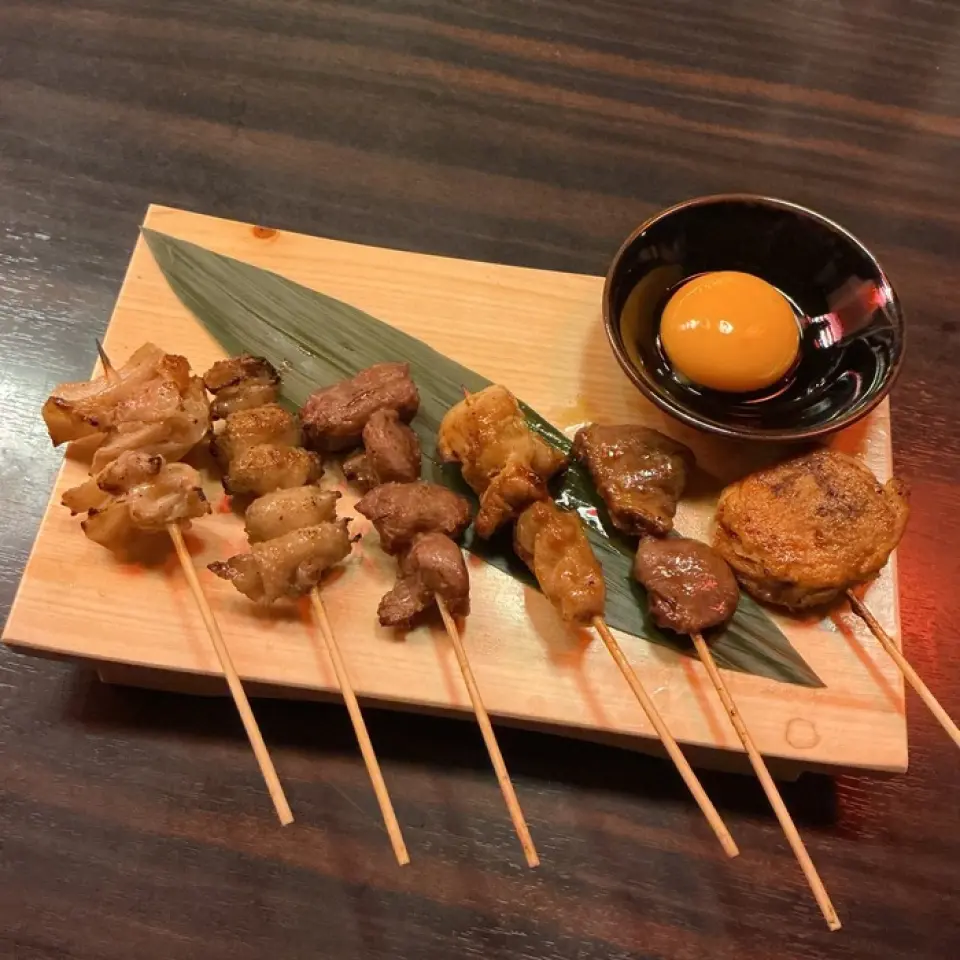 The flavorful Goroyaki is grilled over charcoal, crispy on the outside and juicy on the inside. Made mainly with chicken thigh meat and with onions, it's a hearty meal. We also recommend the assortment of fresh sashimi carefully selected from markets around the country. Be sure to try the seasonal toppings and the overflowing rolls with sea urchin and salmon roe!