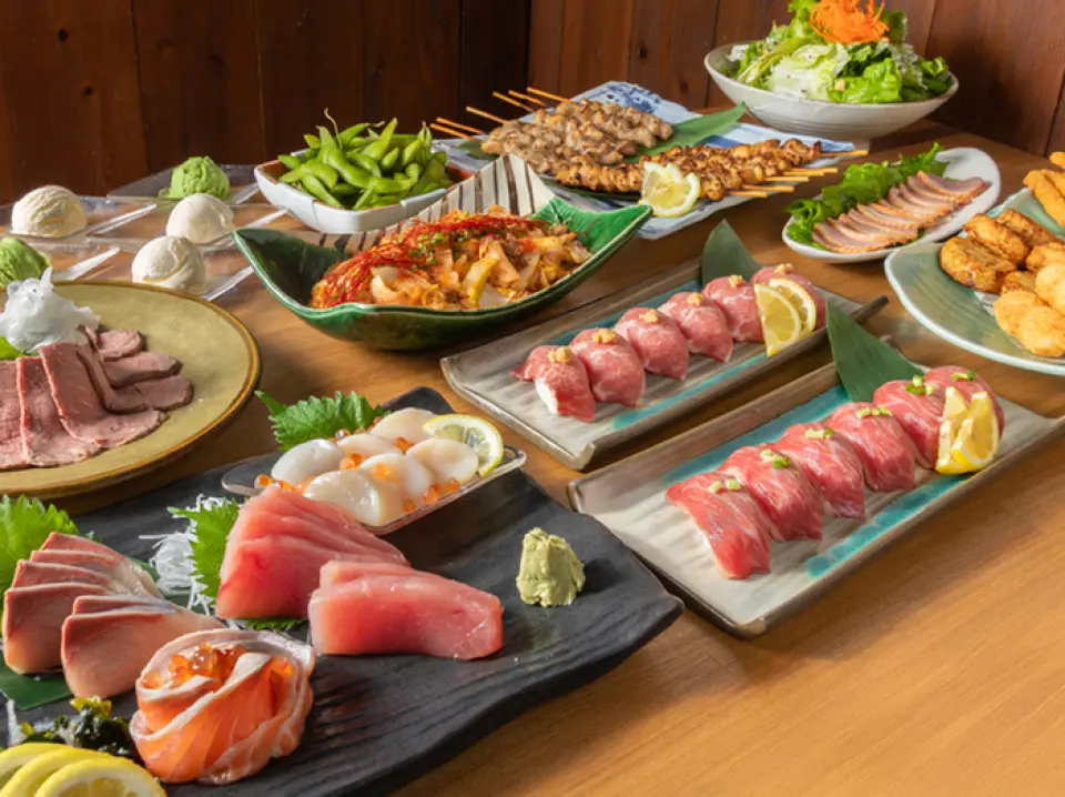 本店提供各式各样的菜肴，包括时令美食、肉类、海鲜、快餐以及居酒屋经典菜肴！我们推荐用日本国产黑毛牛肉制作的寿司，您可以选择盐味或酱汁口味；新鲜海鲜刺身，种类会根据海鲜供应情况而变化；以及烤串，例如鸡腿串、鸡皮串和肉丸串，每串150日元起。请尽情享用我们丰富多样的美味佳肴！