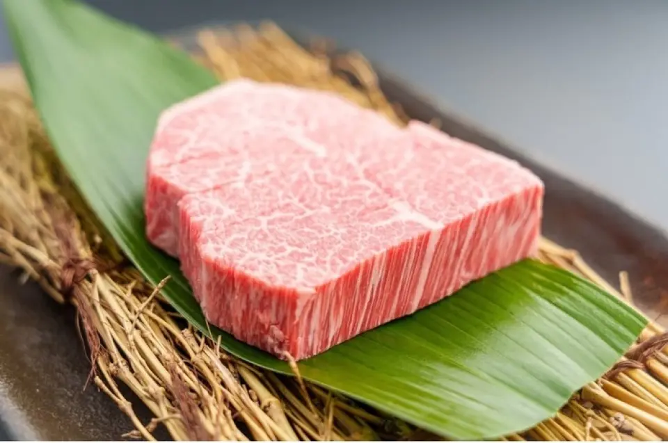 We have begun purchasing whole cows of "Tokushima Three-Star Beef Awa Kuroushi," a brand of beef certified by Tokushima Prefecture! By offering a wider variety of cuts than ever before, including fillet, medium-fatty ribs, and rare Chateaubriand, we have achieved amazing value for money. Enjoy affordable and delicious "Awa Kuroushi" beef delivered directly from the farm. We also offer a wide variety of other delicacies, including high-quality Kuroge Wagyu beef available that day, fresh offal, and our specialty "fatty tuna rice."