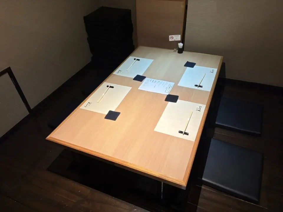 The restaurant has a cozy Japanese atmosphere. All seats, including those at the counter, are sunken kotatsu style, allowing you to relax in a comfortable space. From the counter facing the kitchen, you can enjoy the live cooking scene. We are perfect for a wide range of occasions, from drinking alone to entertaining clients or groups.