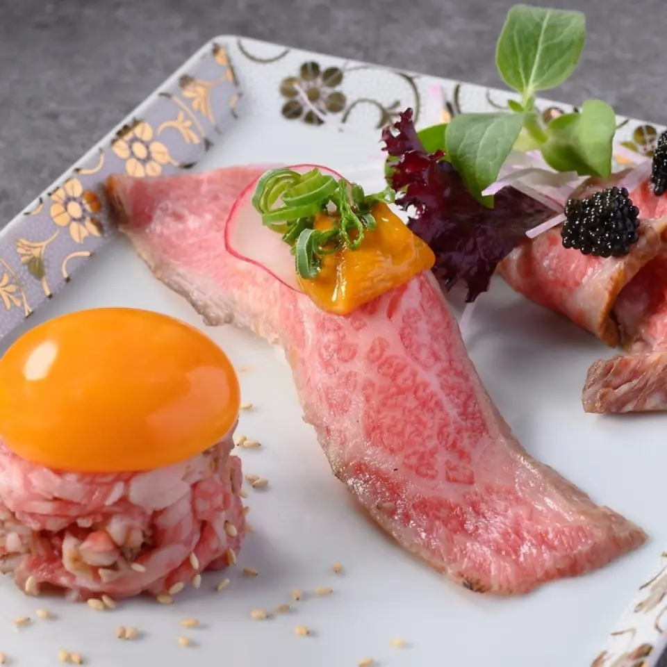 母牛的肉質特徵是脂肪熔點低，入口即化，讓您享受肉質的濃鬱風味。由於我們採購的是整頭牛，因此不僅能提供我們特製的西冷牛排，還能提供各種稀有部位。歡迎光臨我們的私人烤肉餐廳“伊藤腰肉”，盡情享用頂級烤肉的美味。餐廳交通便利，從片原町站、河原町站和高松站均可輕鬆抵達。