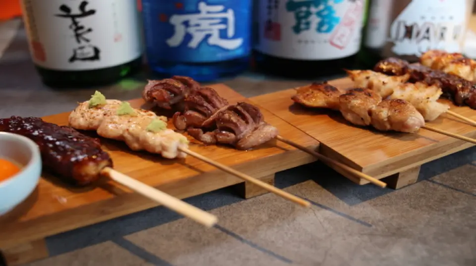 我们的烤鸡串选用新鲜到可以当刺身食用的鸡肉，味道鲜美。经炭火慢烤，鲜味完美保留。我们推荐鸡柳、鸡肝和鸡肉丸。鸡柳和鸡肝烤至半熟，鲜嫩多汁。鸡肉丸混合了烤软骨，口感独特。佐以我们自制的酱汁和月见，风味更佳。此外，我们也提供鲜嫩的振柳，让您尽情享受其清淡的肉质和优质的脂肪。