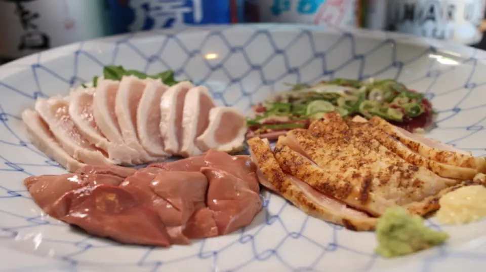 我们的主厨致力于日式料理，精心挑选时令食材，烹调出各式精致佳肴。我们提供丰富的菜肴选择，从口味清淡的炖菜到肉质鲜嫩多汁的酥脆炸鸡，以及天妇罗，应有尽有。我们尤其擅长鸡肉料理，特别是烤鸡。我们的限量鸡肉刺身经过精心挑选，确保食材极其新鲜，品质上乘，如果您遇到，千万不要错过！