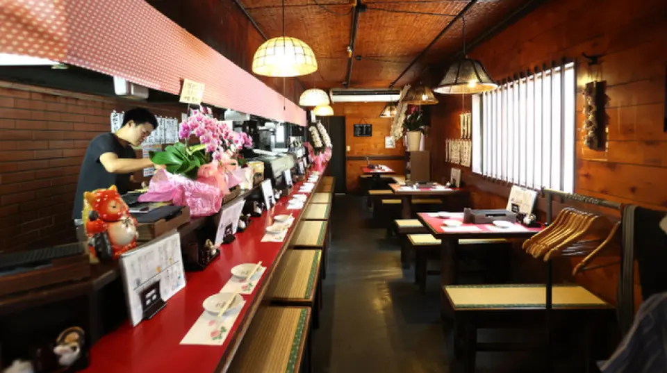 這家酒吧距離赤坂站僅需步行一分鐘，位於室內，環境安靜舒適。酒吧位於一樓，方便客人隨時光臨。此外，吧台座位讓您可以與店員面對面交流，輕鬆暢談。酒吧也歡迎來自海外及縣外的顧客。附近的上班族可以每天光顧。