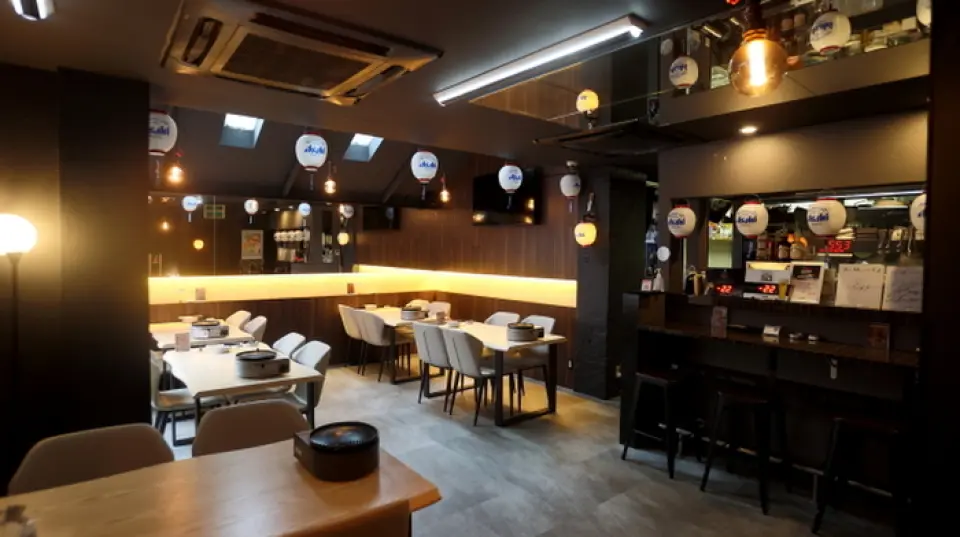 餐廳氛圍溫馨熱鬧，處處洋溢著濃鬱的日式風情。除了吧台和餐桌座位外，我們還設有半私密包廂，讓您在不受打擾的情況下放鬆身心。無論是下班後小酌一杯，慶祝週年紀念日或生日，還是舉辦熱鬧的宴會，這裡都是您的理想之選。我們接受25人以上的私人聚會預訂，並提供現場監控服務。餐廳交通便利，距離中洲川端站僅需步行3分鐘！歡迎隨時光臨！