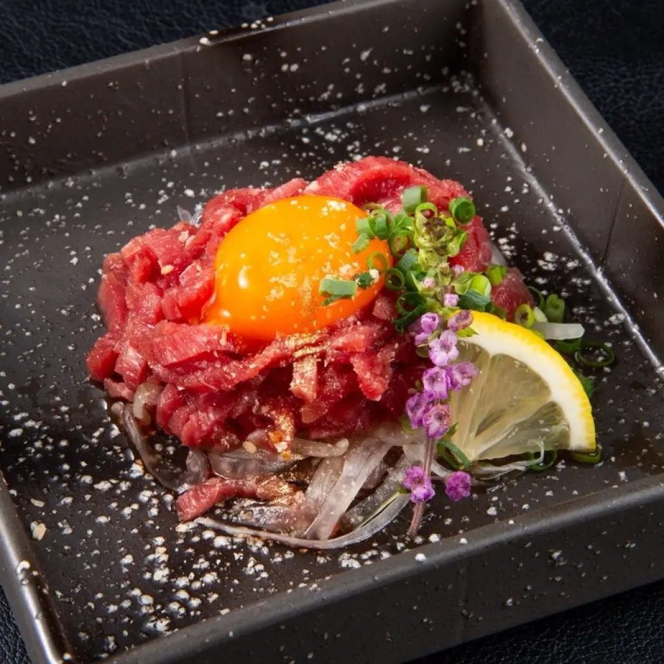 歡迎光臨本店，品嚐「和牛烤肉」、「和牛刺身」和「和牛壽司」等美味佳餚！我們對肉的新鮮度要求極高！只有新鮮和牛才能帶來如此濃鬱的風味和入口即化的口感，定會讓您一嚐傾心。除了豐富的烤肉和單點菜餚外，我們還推薦您前往姐妹餐廳品嚐「蝦仁豚骨拉麵」。盡情享受這款傳統​​豬骨湯底濃鬱鮮美的滋味吧！