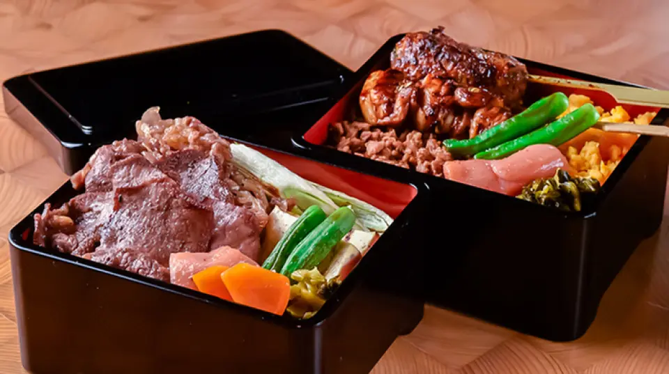 「小葉烤雞串蓋飯」是一碗雙色米飯，上面鋪著切碎的番州百日雞和炒雲仙蛋。此外，還有兩串但馬雞腿肉串和烤肉丸，淋上醬汁，最後撒上博多著名的明太子。這道菜匯集了我們所有的招牌菜，堪稱一道美味佳餚。