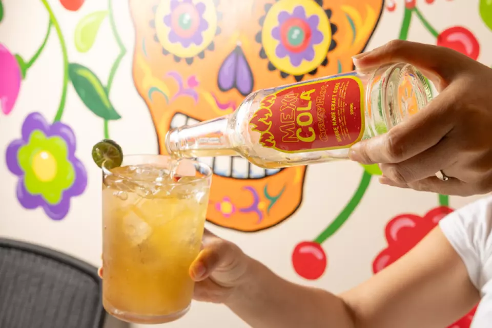 เราขอเสนอ "Crazy Hot Mexican Cola" โคลาคราฟต์สูตรพิเศษของเม็กซิโก ทำจากขมิ้นและถั่วโคลาจากโอกินาวา รสชาติจัดจ้านด้วยเสาวรส และโคลาที่ทำจากส่วนผสมธรรมชาติ โรยหน้าด้วยพริกและพริกชิลีของเกาะ รสชาติจัดจ้านแต่ก็ติดใจ!