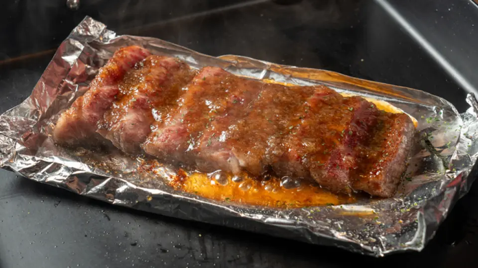 Teppanyaki is also one of our proud dishes! We also have dishes such as grilled offal that go perfectly with alcohol. We particularly offer "Ishigaki beef," which is not often available, and it is attractive because it can be enjoyed at a relatively reasonable price. The tender meat and melting fat are exquisite, and it is a must-try dish.