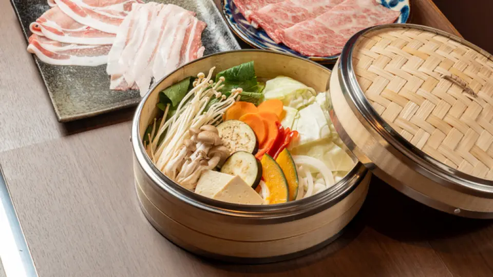 You can enjoy Okinawan beef, pork, chicken, and other meats, as well as seasonal vegetables! They also carry rare vegetables that are not available in supermarkets. It is said that steaming vegetables increases their nutritional value, so it is also recommended for health-conscious people.