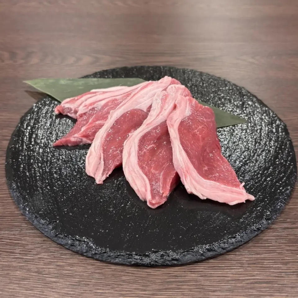 我们推荐您选择羊臀肉，它瘦肉和肥肉的比例恰到好处，每一口都能品尝到鲜嫩多汁的美味。我们也提供其他多种部位，例如鲜嫩的羊里肌和经典的羊腰肉！羊肉本身味道清淡，每一块都令人回味无穷。 ◎ 我们自制的酱汁，纯手工调配，更能衬托出羊肉的天然风味。尽情享用您最爱的部位，搭配我们独家秘制的调味料吧！