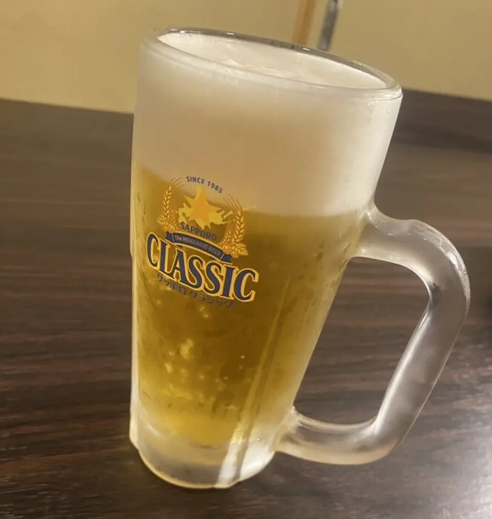 举杯庆祝的最佳选择莫过于北海道的招牌饮品－札幌经典啤酒。这款啤酒在北海道以外也有许多拥趸，您可以佐餐享用。我们也提供多种其他与烤肉完美搭配的饮品。无论是下班后小酌，或是与朋友聚餐，都是绝佳选择。尽情享受您最爱的饮品带来的奢华体验吧！