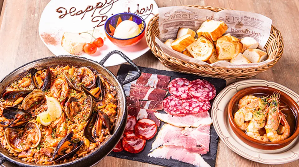 Enjoy authentic Spanish cuisine at our restaurant. With the exception of processed meats like prosciutto and chorizo, all dishes are basically handmade and no artificial seasonings are used. We recommend our top-quality Spanish prosciutto, "Jamon Iberico Bellota," our "Classic Paella" made with plenty of seafood from Sanriku, Miyagi Prefecture, and our "Spanish Omelette" made with milky eggs from Onomura Farm in Fukushima Prefecture. Please enjoy!