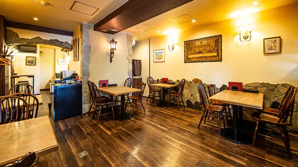 This restaurant with a Spanish atmosphere is recommended for solo diners, girls' nights, or after work. There are five counter seats and tables with seating for two and four. The table layout can be changed to suit the number of guests, and it can accommodate up to 16 people. Private reservations for up to 20 people are also possible, so please feel free to contact us!