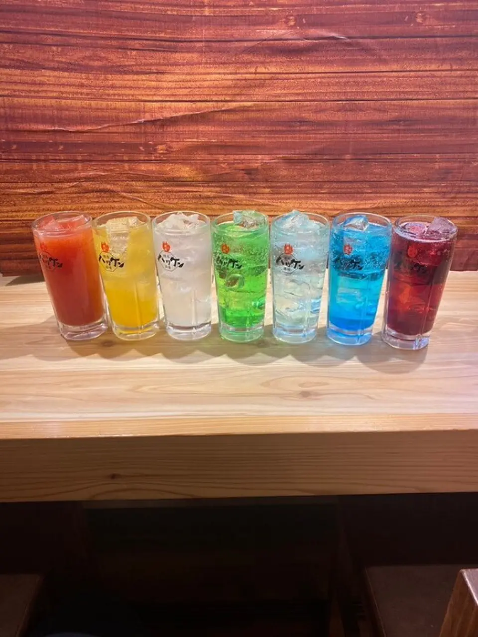 Hakken Sakaba มีเครื่องดื่มให้เลือกหลากหลายชนิด ขอแนะนำ Hakken Special Lemon Sour ที่มาพร้อมกับเครื่องดื่มหลากหลายชนิด!