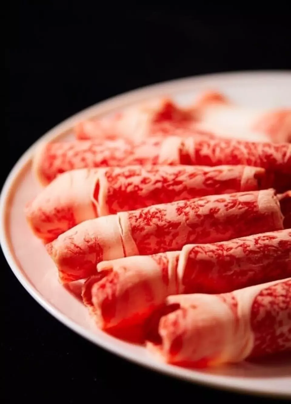 我們精選優質肉類，例如名牌豬肉“夢之大地豬肉”和“琉璃豬肉”，以及日本黑毛牛肉和國產牛肉，這些肉類僅在店主親自經營的肉舖才能找到。您可以盡情享用現點現切的肉類，我們用心保留肉的原汁原味和新鮮度。涮涮鍋和壽喜燒任您選擇。