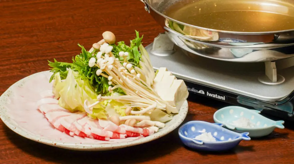 For parties of two or more, we recommend the "Agu Pork Shabu-Shabu Set." This luxurious dish uses a rare brand of pork raised in the natural environment of Okinawa, and its beautifully marbled fat has a refreshing yet sweet taste, melting in your mouth texture. We recommend enjoying it with Okinawan salt, which goes perfectly with the dish.