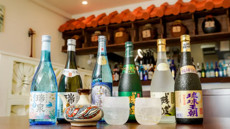 We stock 18 types of awamori carefully selected from breweries across Okinawa Prefecture. Each brewery has its own unique characteristics, from the gorgeous aroma of the southern breweries to the deep richness of the northern breweries, making it perfect for comparing different varieties. We also stock a wide range of Okinawan alcoholic beverages, including Orion Beer and Habu Sake.