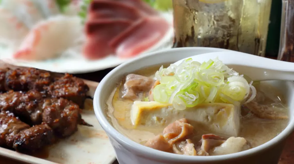 Món nội tạng hầm đặc biệt của họ được chế biến với một loại miso bí truyền và ninh hơn sáu tiếng mỗi ngày, mang đến kết cấu mềm mịn, tan chảy trong miệng cùng hương vị đậm đà, đậm đà. Mỗi xiên được xiên riêng, và bạn có thể chọn sốt muối, sốt tương hoặc sốt tỏi. Món nội tạng nướng stamina-yaki nổi tiếng là một sự kết hợp hoàn hảo với rượu. Chúng tôi đặc biệt gợi ý đĩa ba món, nơi bạn có thể chọn loại cá theo mùa yêu thích từ Chợ Funabashi mỗi sáng! Thưởng thức hương vị tươi ngon theo ý thích. Chúng tôi cũng có rất nhiều món ăn khác với giá cả phải chăng đang chờ bạn!