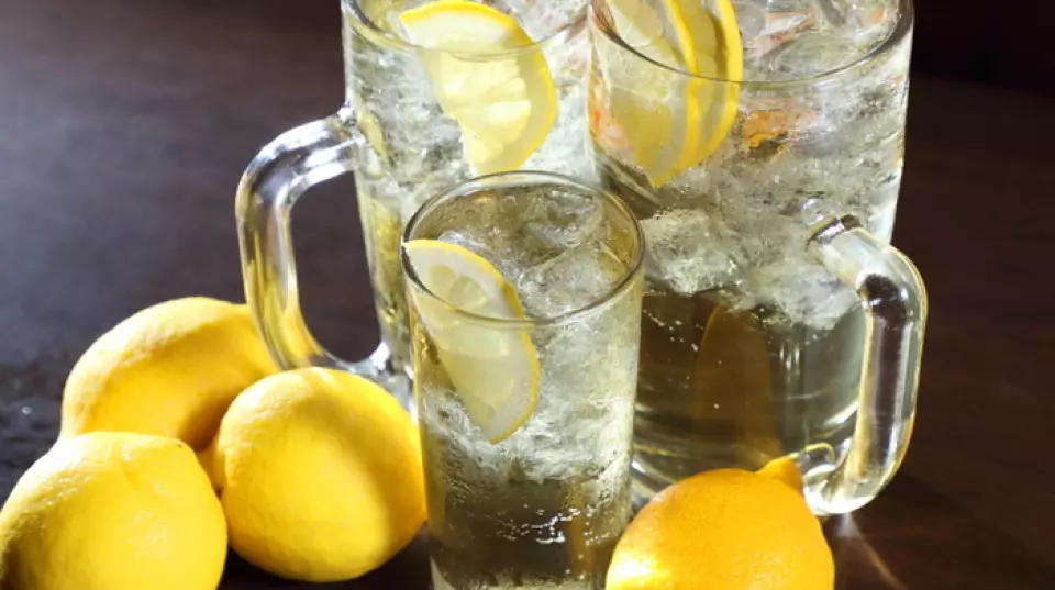 Thức uống phổ biến nhất là Kagaya Highball! Cốc lớn có dung tích lên đến 800ml, mang đến một thức uống thỏa mãn vị giác. Chúng tôi cũng có nhiều lựa chọn đồ uống khác, bao gồm bia tươi tiêu chuẩn, highball, rượu chua, rượu sake và shochu, giúp bạn dễ dàng kết hợp với bất kỳ món ăn nào. Đối với những ai không uống rượu, chúng tôi cũng có sẵn nước ngọt và nước không cồn, vì vậy bạn có thể yên tâm. Hãy nâng ly với một thức uống phù hợp với khẩu vị và tâm trạng của bạn!