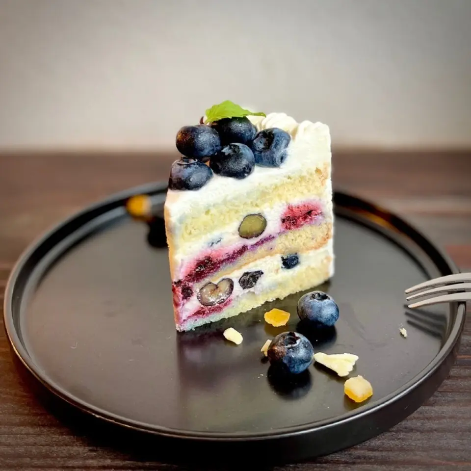 ทางร้านมีเค้กและเบเกอรี่หลากหลายชนิดให้เลือกสรรทุกวัน โดยเชฟขนมอบของเรา เรายังรับออเดอร์เค้กทั้งชิ้น โดยต้องจองล่วงหน้าไม่เกินสามวัน นอกจากนี้ยังมีป้ายข้อความให้บริการด้วย! เหมาะสำหรับการเฉลิมฉลองในโอกาสพิเศษต่างๆ เช่น วันครบรอบ