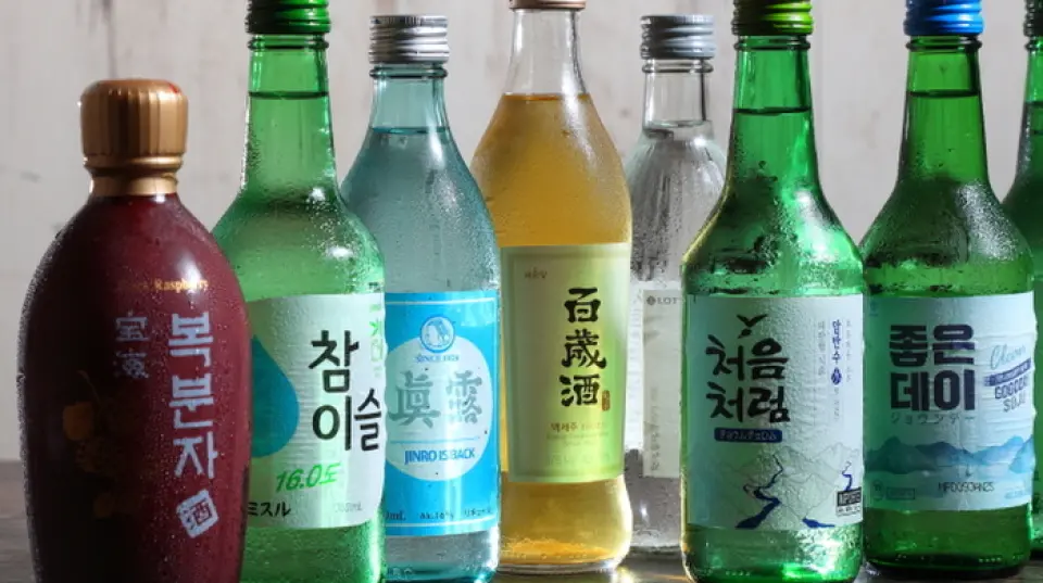 我们提供多种韩国酒水，包括韩国烧酒和琼大酒！还有马格利酒和马格利鸡尾酒。它们与我们的招牌烤五花肉和包子肉堪称绝配。此外，我们还提供多种其他经典饮品，包括啤酒、高球鸡尾酒和酸味鸡尾酒。
