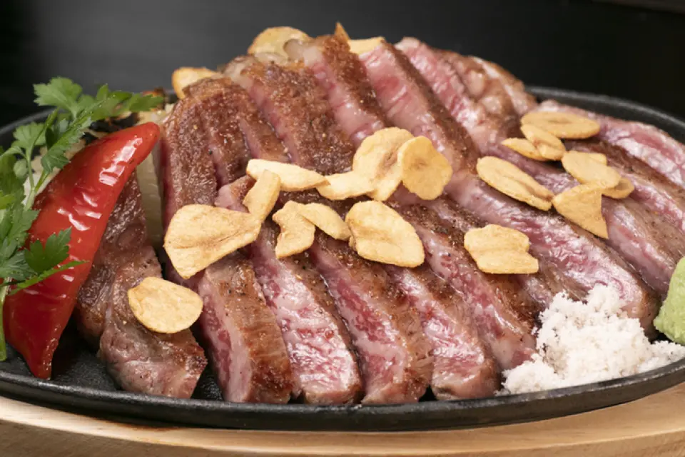 Nhà hàng của chúng tôi nổi tiếng với không gian sống động, nơi những miếng bít tết bò Wagyu được tuyển chọn kỹ lưỡng được nướng trên bếp than nóng hổi ngay trước mặt quý khách. Chúng tôi phục vụ bít tết với mức giá hợp lý, mong muốn mang đến cho quý khách những miếng thịt thơm ngon và rượu ngon. Hãy thưởng thức những miếng bít tết hảo hạng của chúng tôi trong không gian thoải mái và ấm cúng.