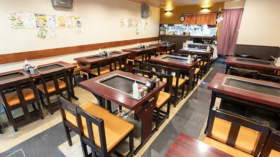 ร้านอาหารของเราตั้งอยู่ห่างจากทางออกที่ 10 ของสถานีสึกิชิมะโดยใช้เวลาเดินเพียง 4 นาที โดดเด่นด้วยบรรยากาศย้อนยุคอันน่าหลงใหลและบรรยากาศที่ผ่อนคลาย เรามีคอร์สอาหารจำนวนจำกัดสำหรับสองท่าน และมีบริการจองแบบส่วนตัวสำหรับกลุ่ม 30 ท่านขึ้นไป จึงเหมาะสำหรับโอกาสต่างๆ มากมาย! นอกจากนี้ยังมีที่นั่งแบบโต๊ะให้บริการ ทำให้เป็นพื้นที่สบายๆ เหมาะสำหรับการมาพบปะสังสรรค์ รับประทานอาหารกับครอบครัว หรืองานเลี้ยงสังสรรค์อื่นๆ!