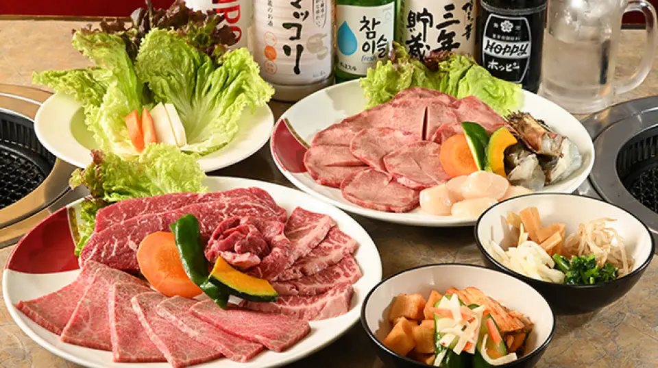 我們提供多種套餐，讓您盡情享受A5級日本黑毛牛及稀有部位。 6000日圓套餐包含兩小時現場加購飲品，囊括經典的日本黑毛牛部位，以大理石紋肋眼牛排為核心，是與朋友聚會或家庭週年紀念的理想之選。若您想體驗更奢華的用餐享受，我們也推薦8000日圓套餐，同樣包含現場加購飲品，並提供多種稀有部位供您選擇。此套餐讓您有機會品嚐每頭牛隻能取用一份的珍貴部位。