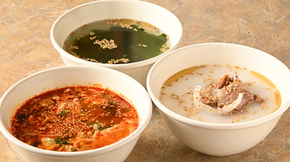 我們也提供多種休閒單點菜餚。我們的「辣醬牛肉湯」是用牛肉和蔬菜慢火熬煮而成，鮮美可口，略帶辛辣。其濃鬱的風味令人回味無窮。如果您不喜辣，我們也推薦「烤排骨湯」。此外，我們還提供多種經典韓式料理，例如“石板拌飯”、“湯飯”和“辣醬湯飯”，是完美的餐後甜點。何不來幾道菜搭配您的烤肉呢？